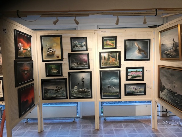 Bilde fra utstillingen med publikum